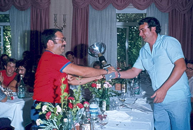 Archivo:Los radiaficionados de Aranjuez reciben un premio en agradecimiento a su colaboración en el X Rapel de 1981 de manos del Sr Alcalde D. Eduardo Gonzalez.jpg