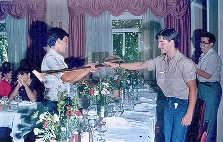 1º Vicente Pérez Gallardo (E. P. Aranjuez) Senior C-1 en el X Rapel 1981, recibe el trofeo de manos del Presidente del club Juan Carlos Albar Ramirez.jpg