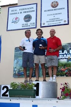 PODIUM Hombre VETERANO (45-54 años) C-1 2010.jpg