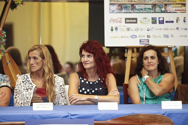 Archivo:HOMENAJE A LA MUJER EN EL SELLA B.jpg