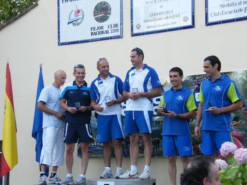 Archivo:PODIUM Hombre VETERANO (35-39 años) K-2 2010.jpg