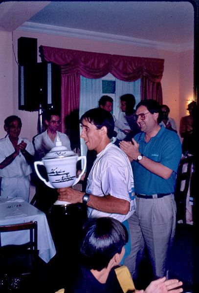 Archivo:X Rapel 1981 Tomas Lara con el Trofeo de 1º por Clubs.jpg