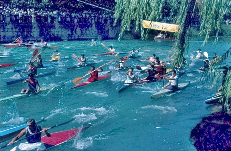 Archivo:Salida de kayakistas del X Rapel de 1981.jpg