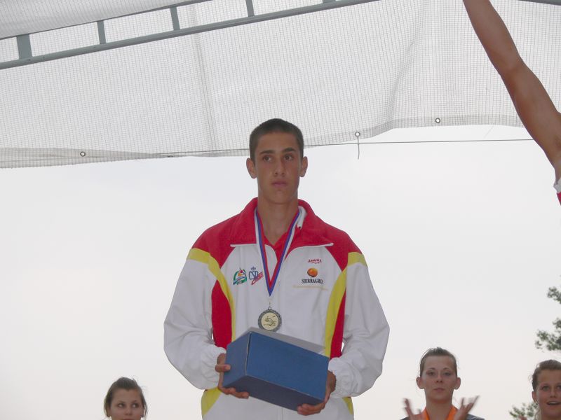Archivo:David Rodríguez Dorado, en el podium Subcampeón K-1 junior Copa del Mundo Trencin (Eslovaquia) 2006 otra 1G.JPG