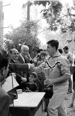 Raúl Cuadrado, Aranjuez 1966-Pachi recoge el trofeoc.jpg