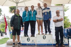 Recogen las medallas de Miriam Vega Manrique y Alba Esteban Ortega.