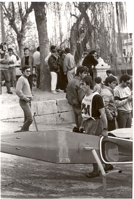 T LARA EN EL RAPEL 1986.jpg