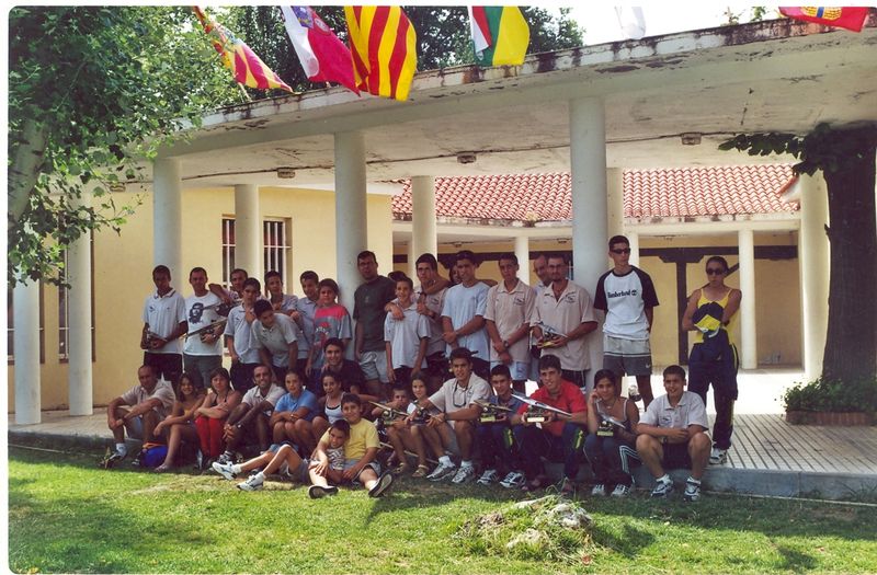 Archivo:EQUIPO ARANJUEZ RAPHEL 2001.jpg