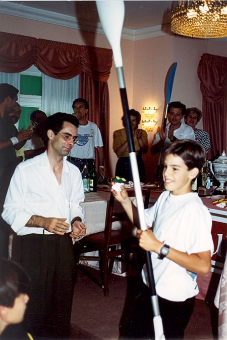 EL CONCEJAL DE JUVENTUD Y EXPRESIDENTE DEL CLUB JOSE LUIS RODRIGUEZ ENTREGA EL TROFEO Y UNA PALA DE PREMIO A JAVIER RODRIGUEZ DORADO.jpg