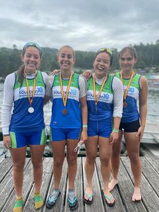 C-4 junior femenino en el ponton.jpg.jpg