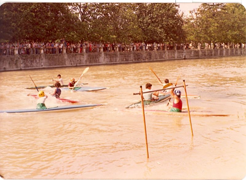 Archivo:VIII rapel 1979 partido de kayak polo con el Alberche.jpg