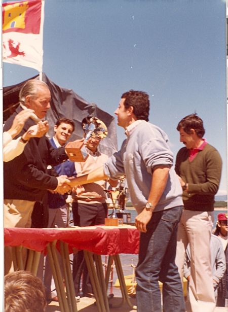 ORENCIO RODRIGUEZ RECOJE EL PREMIO POR CLUB JUNTO A APCHI PERURENA.jpg
