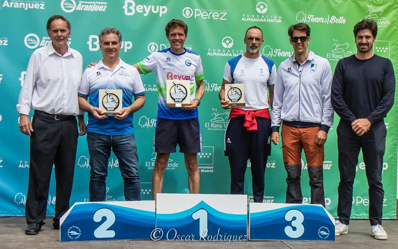 Archivo:VIII-Campeonato-Espana-Media-Maraton-Aranjuez-podium CLUB VET.jpg