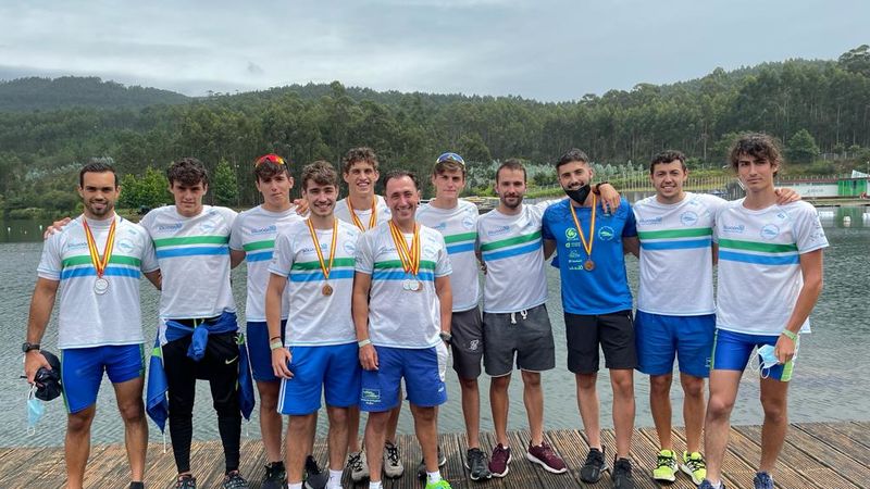 Archivo:Equipo canoa senior masculino.jpg